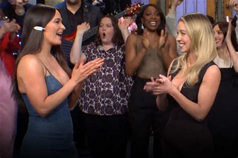 Kacey Musgraves Reacts to Her Relatable SNL Wardrobe。